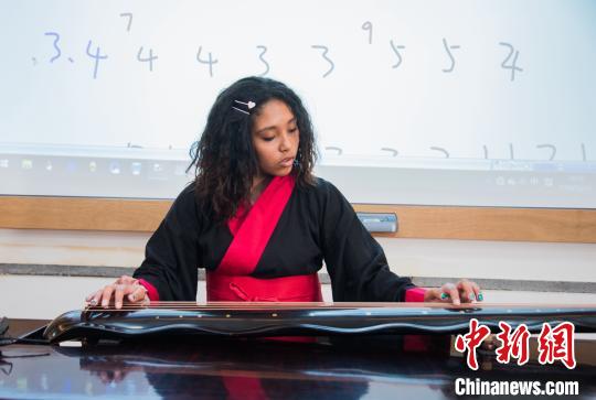 中国侨网南非斯坦陵布什大学孔子学院冬令营学生着汉服学习弹奏古琴。　叶秋云　摄