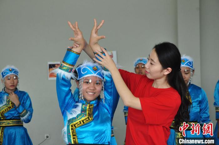 舞蹈《欢腾》采用蒙古族舞蹈教学，使学生初步了解蒙古族舞蹈的基本风格、基本造型、动作韵律特点等。　受访者供图 摄