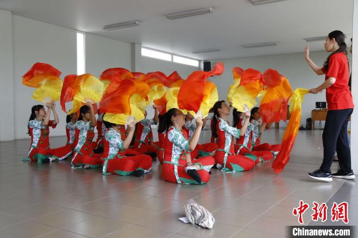 胶州秧歌舞蹈《沂蒙山小调》采用扇子作为舞蹈道具，融合具有山东地域特色的音乐，反映山东鲜明的人文风俗和浓厚的地方特色。　受访者供图 摄