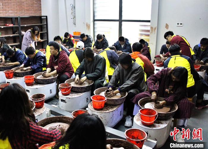 图为华裔青少年们正在学习制作非遗荣昌陶器。　钟欣 摄