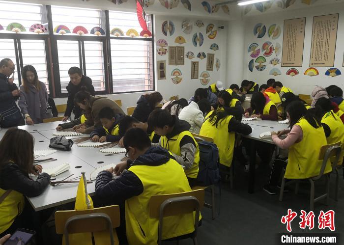 图为华裔青少年们正在学习制作非遗折扇技艺。　钟欣 摄