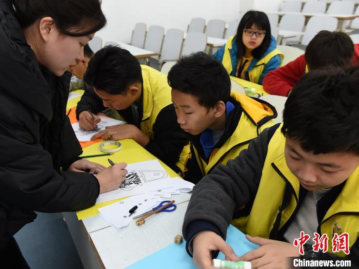 图为华裔青少年在老师指导下学习绘画简笔画。　周毅 摄