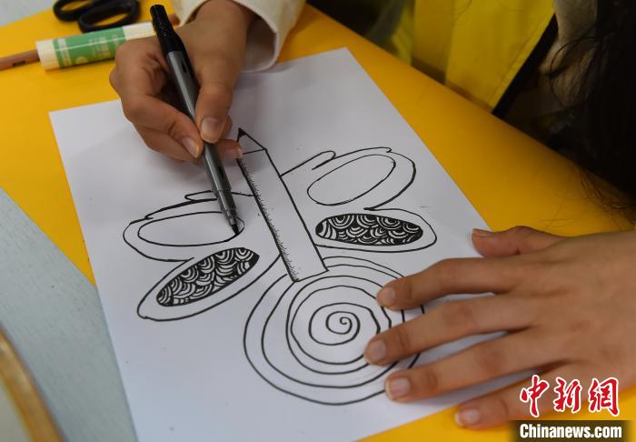 图为华裔青少年正在课堂上画简笔画。　周毅 摄