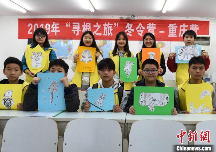 图为华裔青少年展示自己的简笔画作品。　周毅 摄