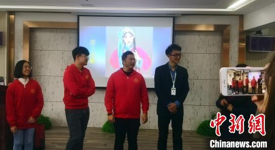 图为马来西亚华裔青少年营员代表与工作人员做汉语趣味游戏。　魏建军 摄
