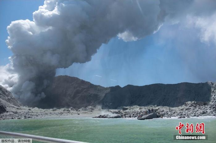 当地时间12月9日，新西兰丰盛湾怀特岛火山爆发，火山灰直冲云霄。据悉，怀特岛火山是新西兰最活跃的活火山。据估计，每年有1万人上该岛参观，每天都有组织上岛的轮渡。
