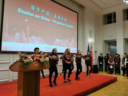 中文国际班学生用中文表演歌曲《地球的孩子》。(《欧洲时报》/靖树 摄)