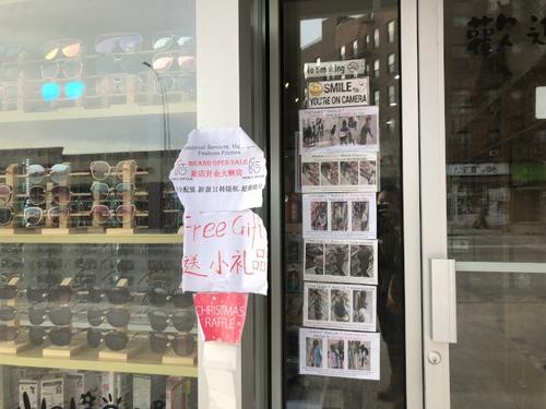 中国侨网店家将在店里盗窃遭监控视频录下来的嫌犯图片张贴在门口。(美国《世界日报》/颜洁恩 摄)