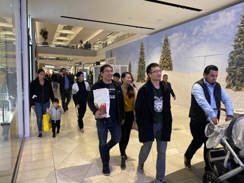 中国侨网不少民众在平安夜前夕到商场最后采买，准备圣诞大餐、圣诞礼物。（美国《世界日报》／林亚歆 摄）
