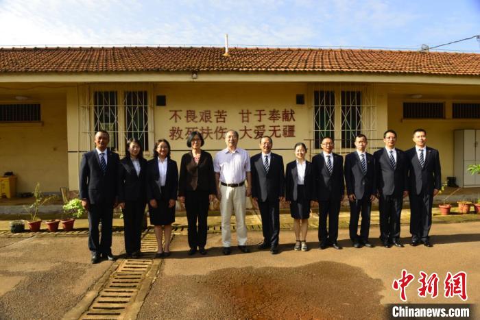 中国驻乌干达大使探望中国援乌医疗队