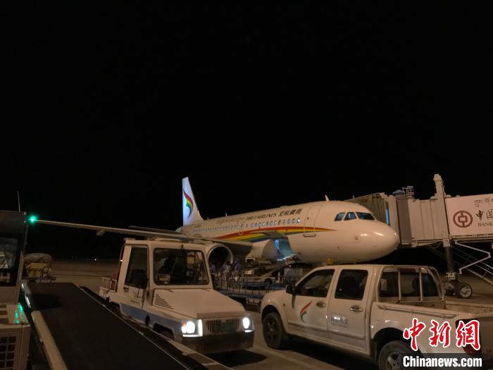图为2019年12月31日晚，西藏航空跨年航班TV6018安全落地拉萨贡嘎国际机场。供图