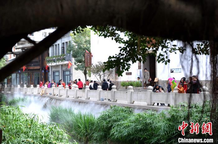 图为民众在福州上下杭历史文化街区游玩。　张斌 摄