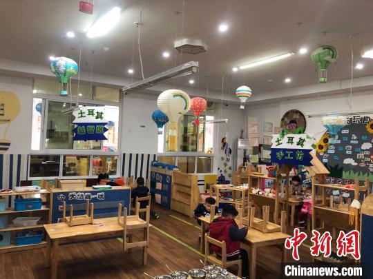 中国侨网玉壶镇内某幼儿园，也带着浓郁“异域风情”　周悦磊　摄