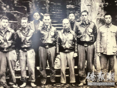 杜立特将军(右四)和飞虎队成员及中国军人一起合影。(美国《侨报》/高睿 摄)