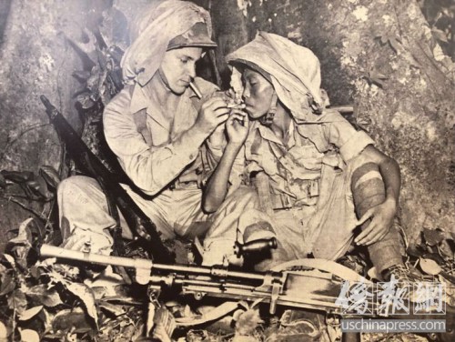 中美两国军人在战壕里相互点烟。(美国《侨报》/高睿 摄)