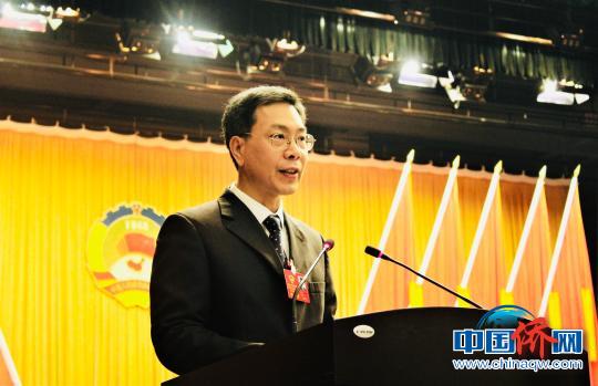 中国侨网图为宁德市政协主席兰斯琦向大会作工作报告。　叶茂　摄