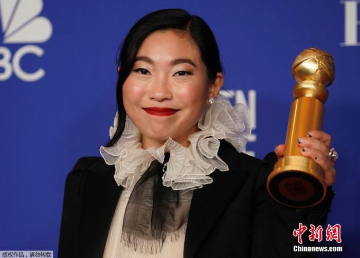 当地时间1月5日晚，第77届美国电影电视金球奖颁奖礼在洛杉矶举行。奥卡菲娜凭《别告诉她》获金球奖音乐喜剧电影最佳女主角。奥卡菲娜也是金球奖历史上首个获得喜剧音乐剧类电影最佳女主角的亚裔演员。