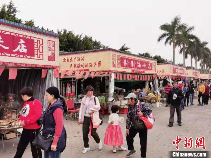 春节临近，广海镇渔人码头海味店的客流量明显增多 李晓春 摄
