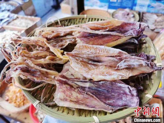 台山人喜欢用生晒鱿鱼干烹饪传统菜式“炒八珍 李晓春 摄