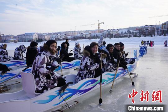 营员们在体验冰上划龙舟 王妮娜 摄