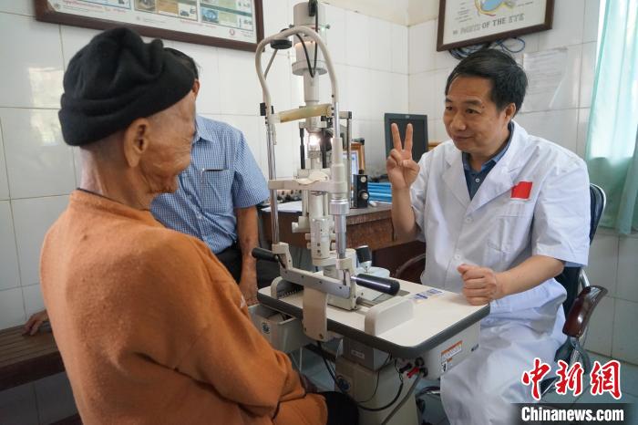 2018-2019年，曾思明3次作为医疗队队长，带队赴柬埔寨磅湛省开展白内障复明手术。广西区人民医院 供图