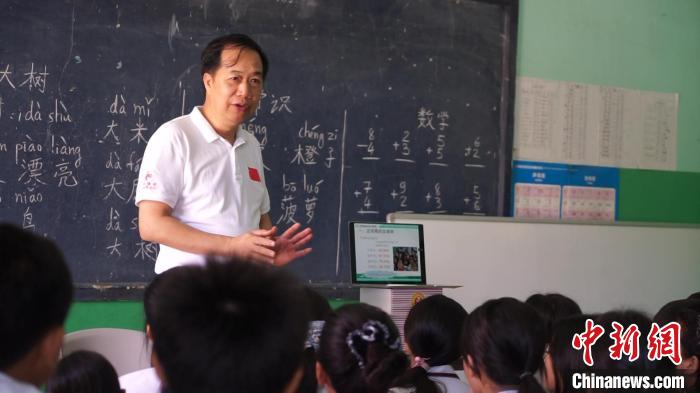 在柬埔寨期间，曾思明走进校园给当地青少年讲授近视眼预防知识。广西区人民医院 供图