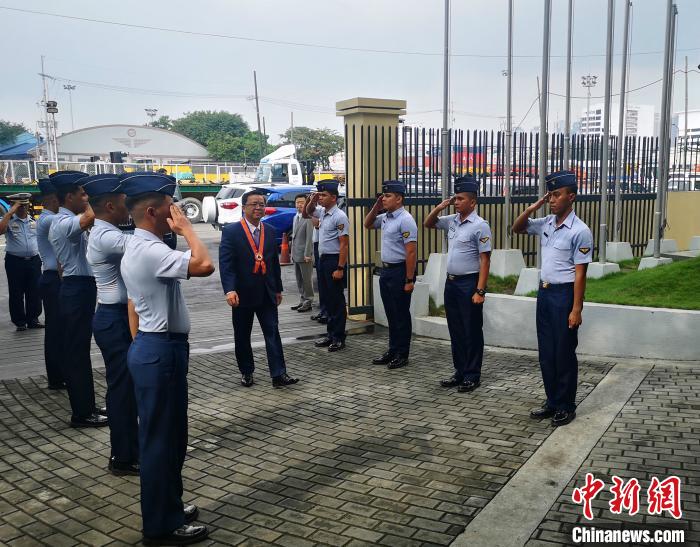 会见开始前，黄溪连大使检阅了菲海警仪仗队。驻菲大使馆供图