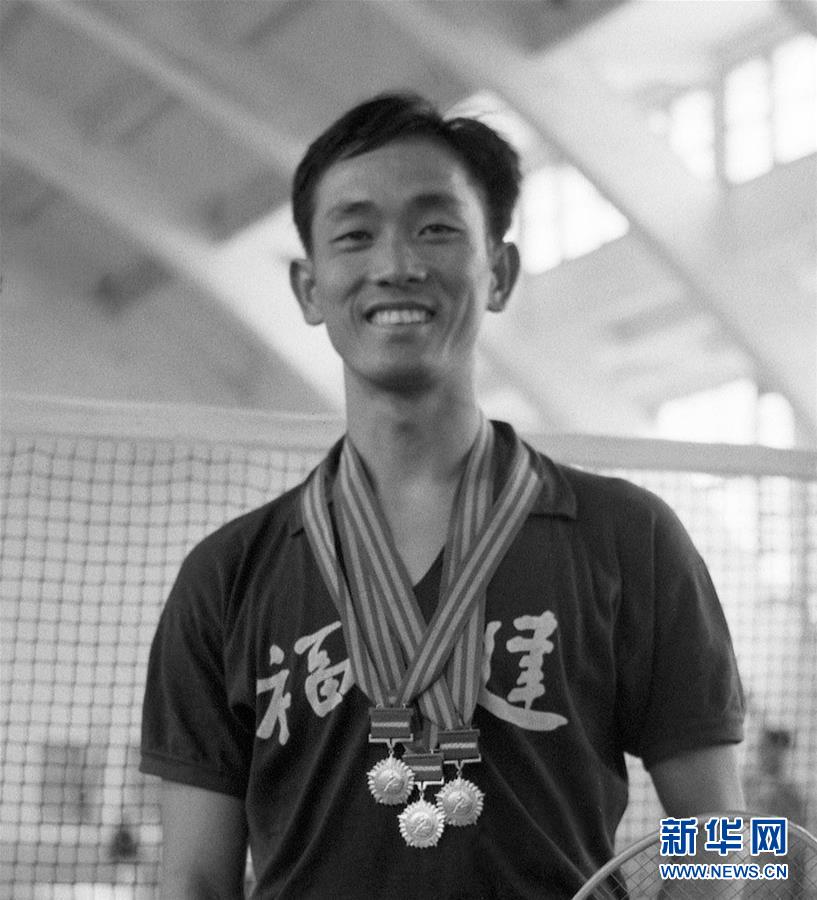 王文教在第一届全运会羽毛球男子单打比赛上夺得冠军(资料照片)。新华社记者章梅摄