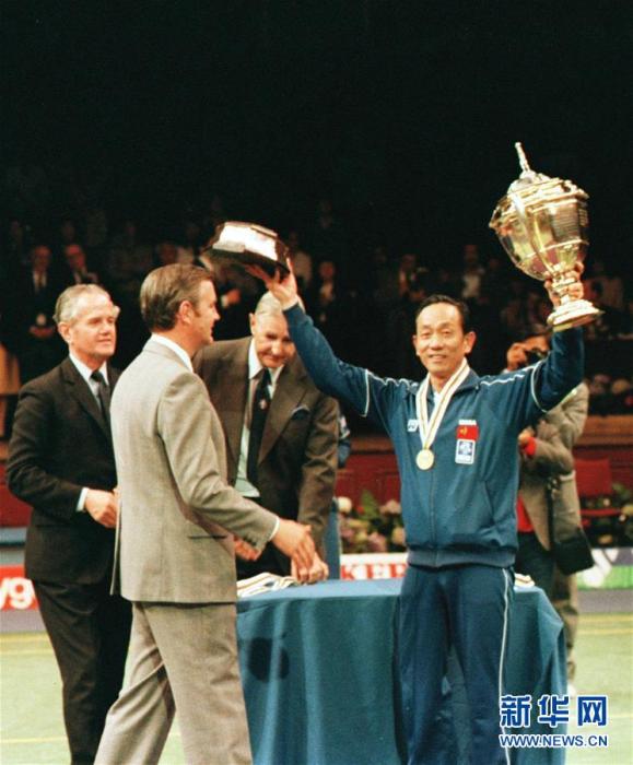 时任中国羽毛球队教练王文教(右)在中国队获得第十二届汤姆斯杯赛冠军后在颁奖仪式上向观众致意(资料照片)。新华社记者刘向阳摄