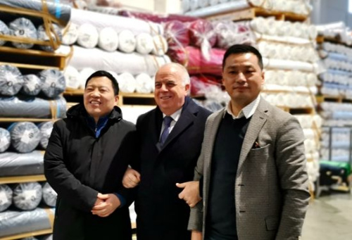  意总理府部长会议主席卡普里亚参观百佳纺织品仓库。（y意大利欧联社/博源 摄）