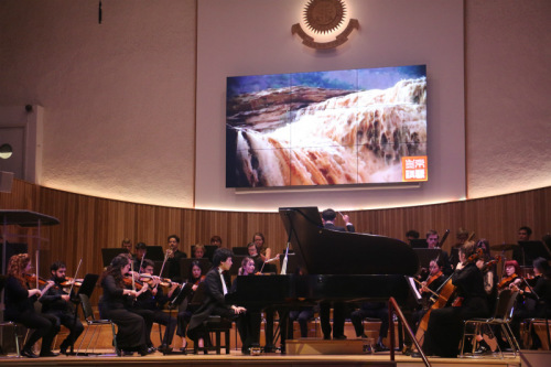 青年钢琴家杨远帆和霍恩顿室内交响乐团联合演奏《黄河钢琴协奏曲》、《保卫黄河》等经典曲目。(《欧洲时报》/田皓雪子 摄)