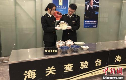 中国侨网海关展示进出境违规携带物品 杭州海关供图