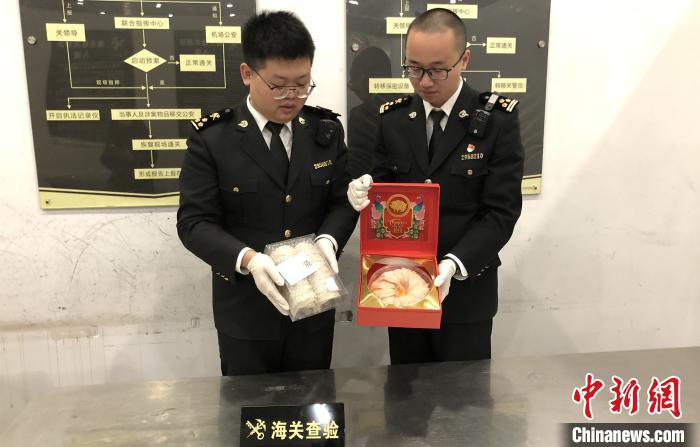 海关展示进出境违规携带物品 杭州海关供图