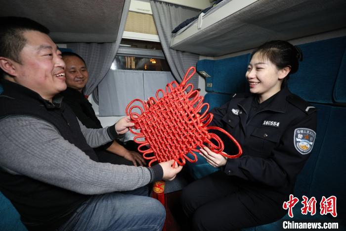 边检民警为旅客送中国结。满洲里出入境边防检查站供图