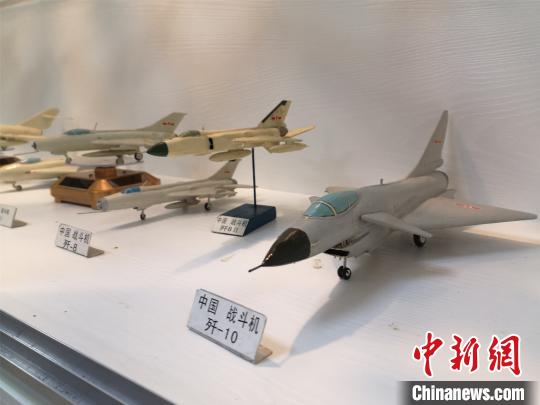 杨腾祥纯手工制作的中国飞机模型。　林馨　摄