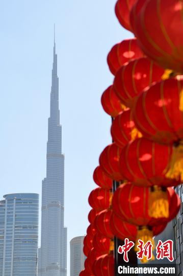中国侨网迪拜街头张灯结彩迎中国新年。　杨华峰　摄