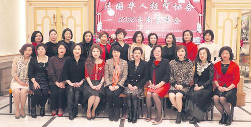 中国侨网高萍（前排左六）与法国华人经贸协会巾帼合影。（《欧洲时报》/欧文 摄）