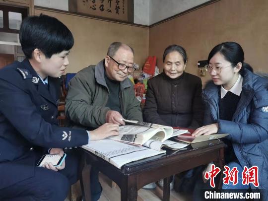 中国侨网民警多方奔波取证。　苍南警方供图　摄