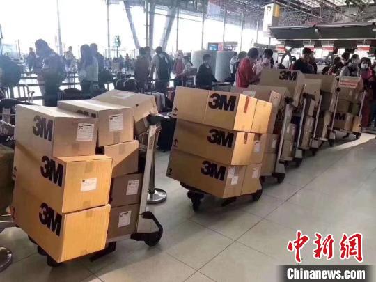 中国侨网数万只口罩发往中国。　浙江省侨联供图　摄