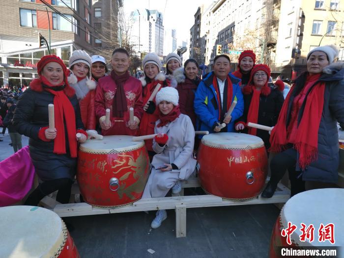 温哥华华侨华人在当地街头举行舞龙、舞狮等多种传统庆祝活动。　王典奇 摄