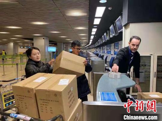 中国侨网海外侨商运送医疗物资驰援疫情高发地区。　陈建新供图　摄