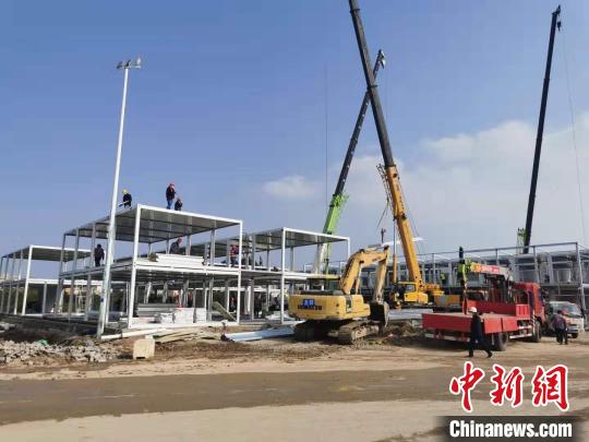 中国侨网正在24小时施工的福建版“小汤山”——福清市医院新感染病区。　郑江洛　摄