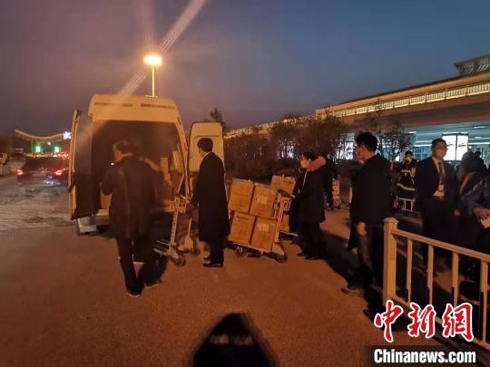 1月31日，由日本江西总商会筹备代购的3800套医用防护服顺利抵达南昌。