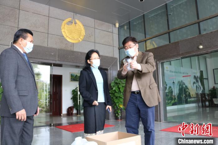 广西外事办向老挝驻南宁总领事馆赠送了医用口罩、消毒水、测温仪等一批防护物资。　陈秋霞 摄