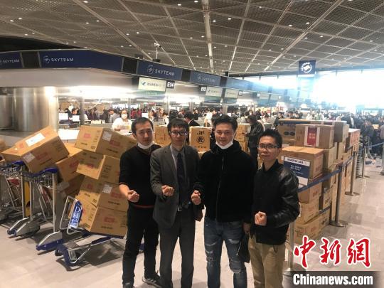 日本福建经济文化交流会捐赠的防疫物资2日抵东京成田机场，准备启运往福州。　供图 摄