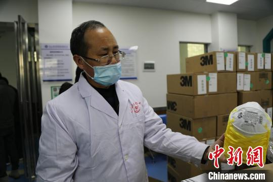 光山县医护人员对捐赠的1万个N95口罩现场验收 梅曙贤 摄