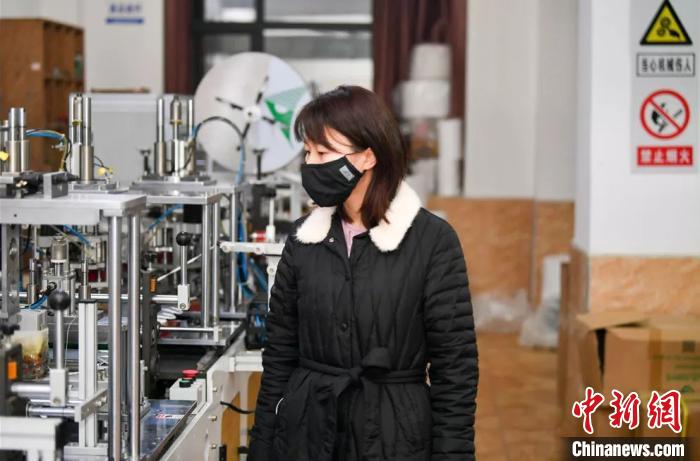 “90后”女厂长迎口罩生产高压战。湖南省政协供图