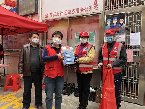 中国侨网区侨联苏枫红将亲人寄送给自己的口罩捐献给了社区及2户“爱心结对””家庭。　阮彬彬　摄