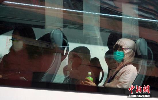 2月20日上午，“钻石公主”号邮轮上的首批106位香港居民搭乘包机抵达香港国际机场，随后乘坐旅游巴士抵达位于火炭骏洋邨的檢疫中心，接受14天的检疫观察。<a target='_blank'  data-cke-saved-href='http://www.chinanews.com/' href='http://www.chinanews.com/'>中新社</a>记者 张炜 摄