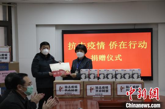 中国侨网山西省侨联党组书记、主席王维卿向程浩楠颁发了捐赠证书。　郝强　摄